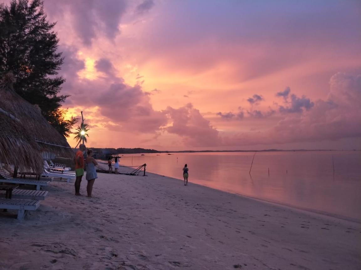 Madu Tiga Beach&Resort Tanjung Pinang Exterior foto