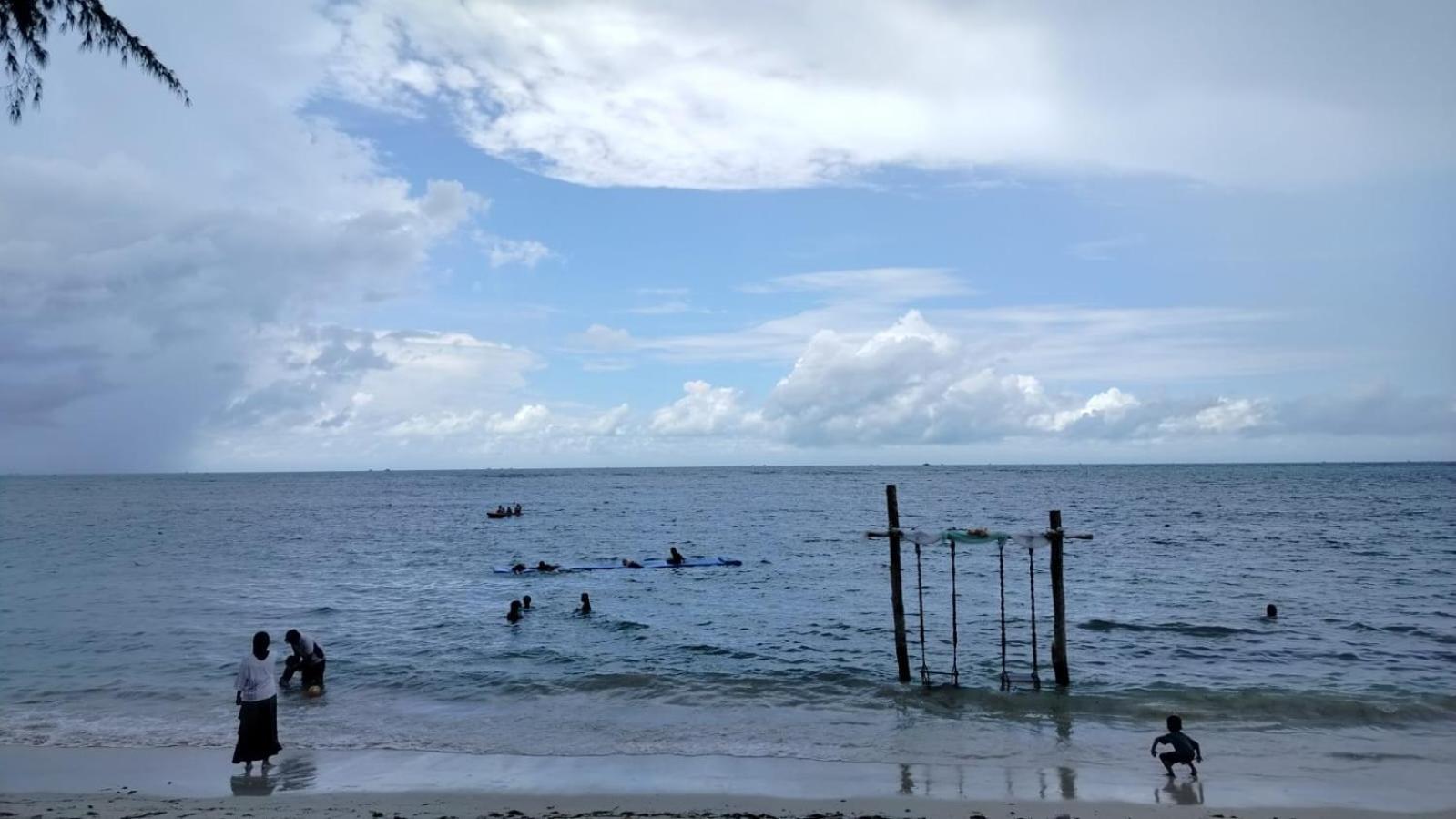 Madu Tiga Beach&Resort Tanjung Pinang Exterior foto