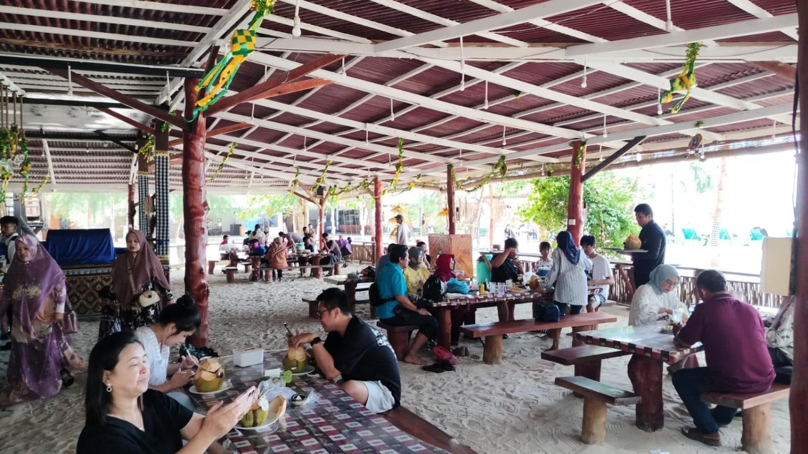 Madu Tiga Beach&Resort Tanjung Pinang Exterior foto